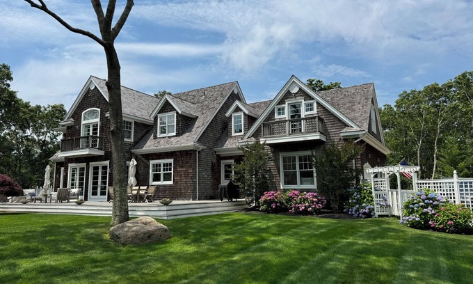 East Hampton Casa | 5-ACRES, SALT WATER POOL, TENNIS, BASKETBALL, 5 BEDROOM 7 BATH