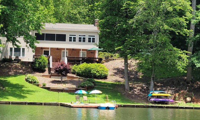 Oconee County Casa | 5 bdrm Lakefront Home-private lake! Accommodates 2-15 guests, great fishing too.