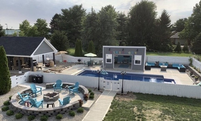 Noblesville Casa | 5 Bed 4.5 Bath - 2 Acre Property W/AMAZING outdoor Living including Heated Pool