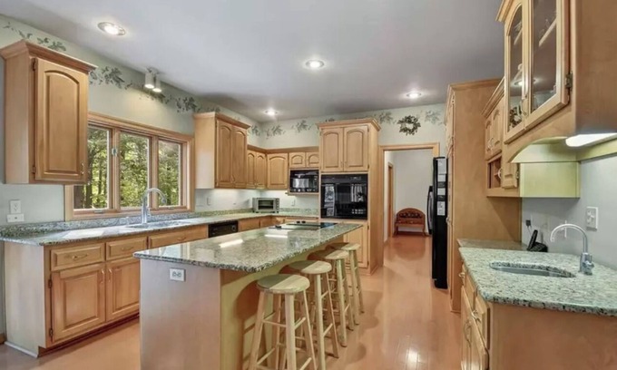 Green Bay Casa | 5 Bed/ 4 Bath 2.9 Miles to Lambeau Field and 1.9 Miles to Green Bay Airport .