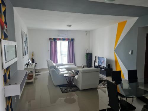 Belas Apartamento | 5-Bed Apartment Sleeps 10 - Wi-Fi - Free Parking