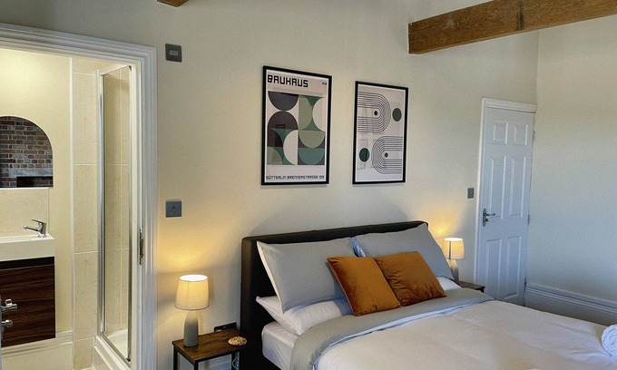 Northway Casa | Rear of Northway Court-Casa-Baño en la habitacion