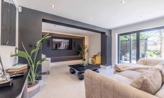 Datchet Casa | 5-Bed Home Near Windsor w/ Garden & Parking