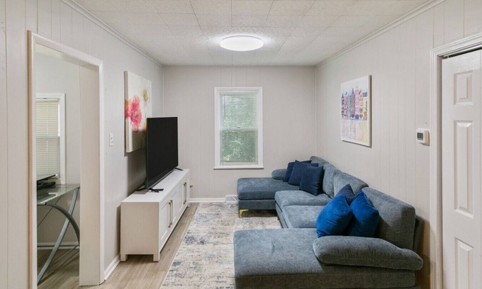 Russell Apartamento | 5 Bed Home w/ Big Yard & Front Porch by Navy Base