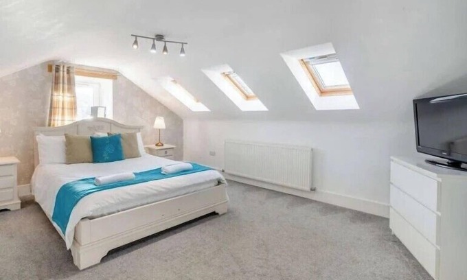 Heriot Cabaña | 5 Bed House -Sleeps 10- Hot Tub - Garden - Parking