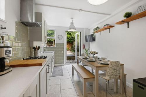 Peninsula Casa | 5 bed house with garden, up to 9 guests, close to o2 and Greenwich market