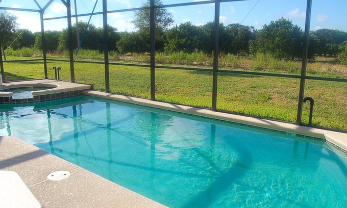 Marbella Casa | 5 dormitorios, 3. 5 baños piscina / spa en casa Sala de juegos en comunidad cerrada.