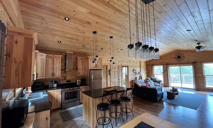 Minden Hills Cabaña | * 5 bedroom * All season Waterfront Minden Cottage Sleeps 10 Rental property
