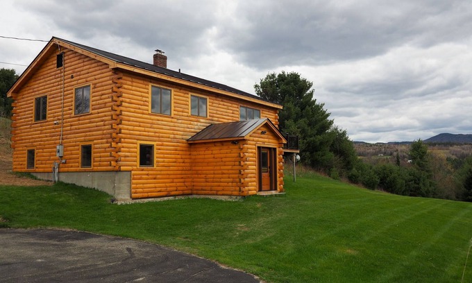 East Burke Cabina | 5-bedroom cabin on large private lot in East Burke near KINGDOM TRAILS