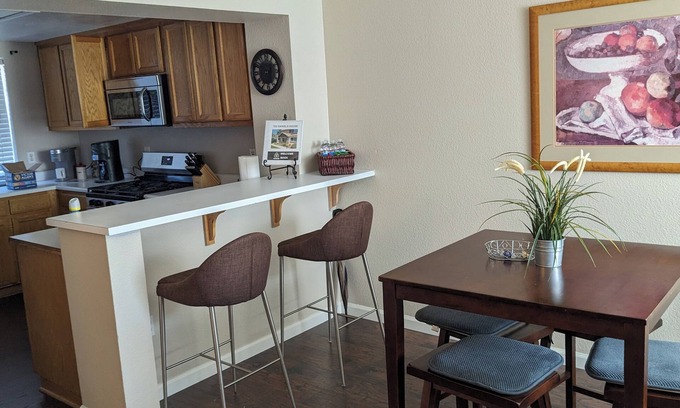 Vallejo Condominio | 5-bedroom Condo in Vallejo. Visit Wine Country after work.