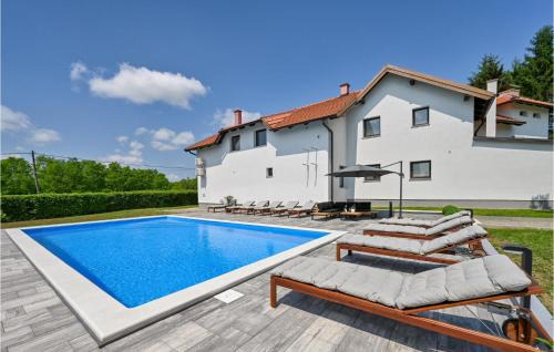 Lasinja Casa | 5 Bedroom Cozy Home In Desni Stefanki