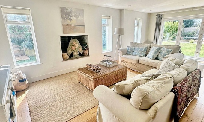 East Wittering Casa | 5 bedroom family friendly Beach House, close to beach and village.