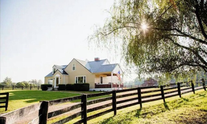 Somerset Casa | 5 bedroom farmhouse close to town and the lake