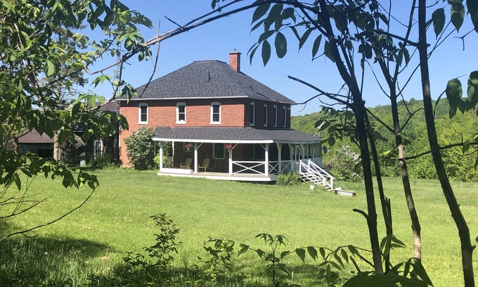 Muskoka Lakes Cabaña | 5-Bedroom Farmhouse Estate in Muskoka