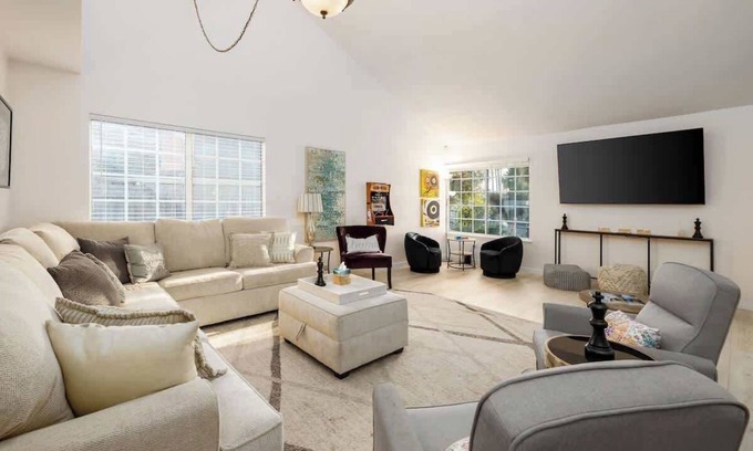 Rancho Bernardo Casa | 5 Bedroom Home With Firepit