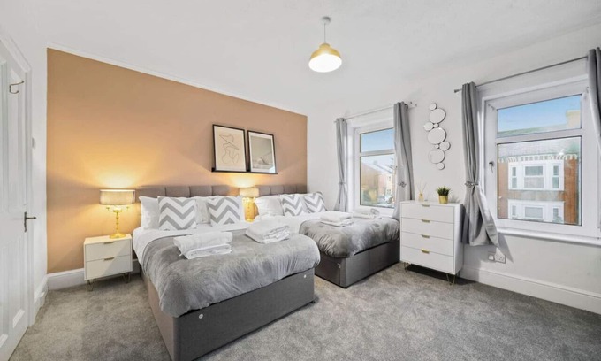 Northampton Casa | 5 Bedroom House with Parking, Smart TVs & Garden