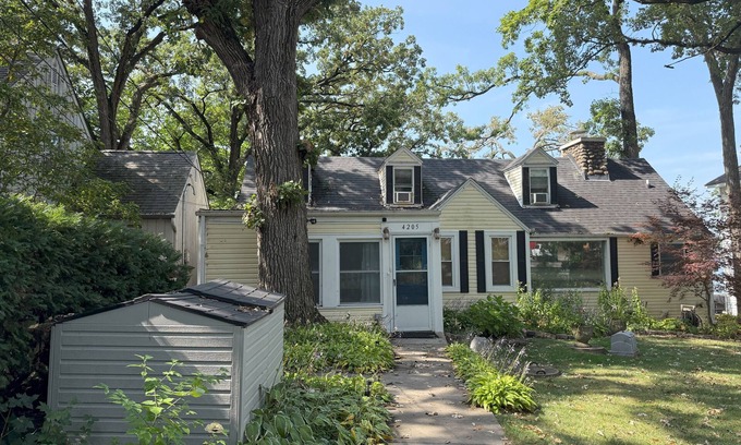 Solon Mills Casa | 5-bedroom Lakefront Getaway on Private Wonder Lake – Sleeps 12