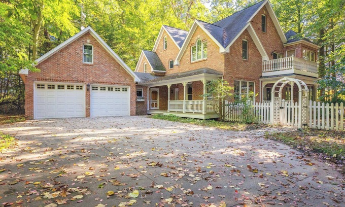 Grand Junction Casa | 5 bedroom on Saddle Lake, Luxury retreat