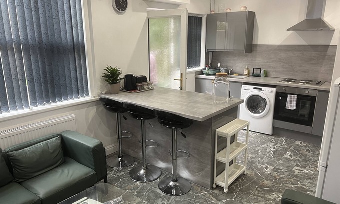 Stoke-on-Trent Casa | 5 bedroom- Stunning Townhouse in City Centre near Alton Towers & Peak District
