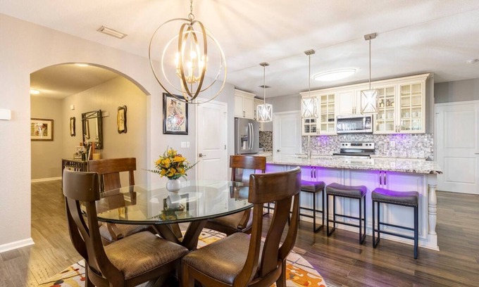 Greenacres Casa | 5-bedroom vacation home just 5 minutes from Palm Beach International Airport.