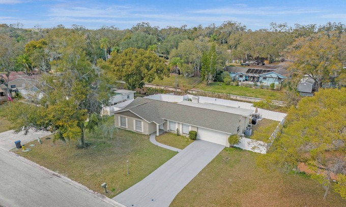 Brandon Casa | 5 bedrooms/2bathrooms Luxury amenities home- Pool, Ping pong table, Pool Table