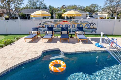Seminole Casa | 5 Br Tiki Bar Retreat Pool Hot Tub Putt Putt Games