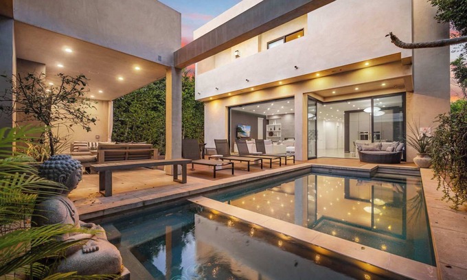 Greater Wilshire - Hancock Park Casa | 5 BR Villa in the Grove - Pool & Spa