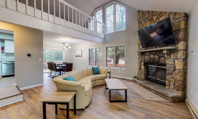 Lake Harmony Cabaña | 5 Bruin Ct, Romantic Cottage with a View 10 min from popular tourist attractions