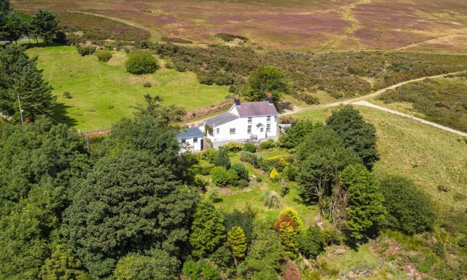 Llithfaen Cabaña | 5* Cottage. Stunning mountain & sea views. Large games room