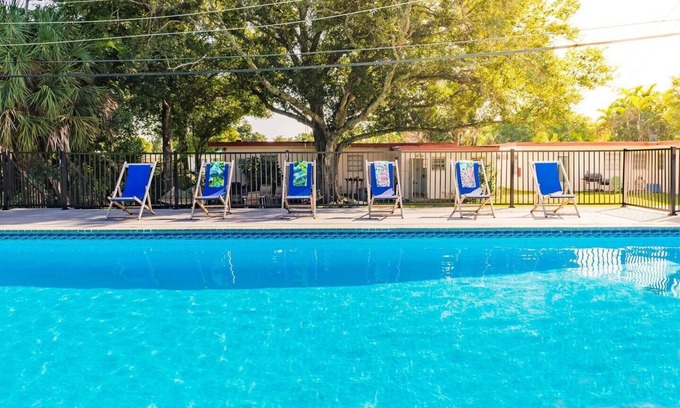 Edgewood Apartamento | #5 Heated Pool, Private Patio & Grill, 1BR+sunroom