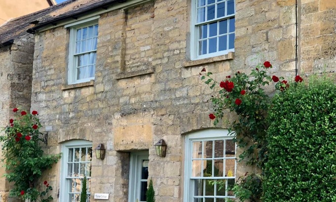 Willersey Casa | 5* LUXURIOUS & Spacious Cotswold Cottage. Garden,Pubs,Duck Pond. 5 Bed,3 Bath.