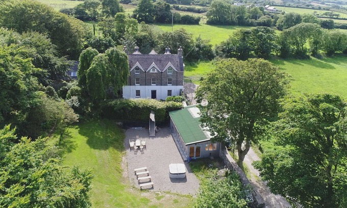 Newport Casa | 5 * Magnificent C18th Rectory and Cottage Sleeps 29 with Huge Garden