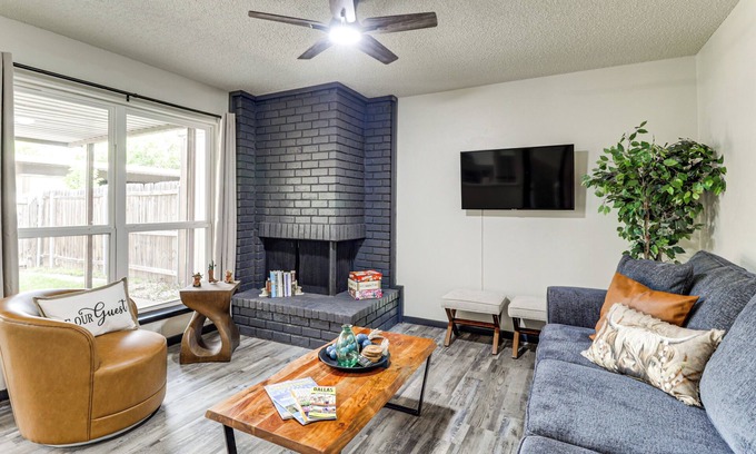 West Arlington Casa | 5 Mi to AT&T Stadium: Townhome w/ Community Pools!