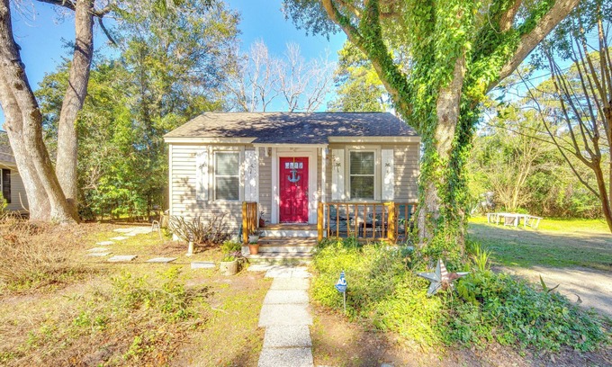 Mossy Oaks Cabaña | 5 Mi to Downtown Beaufort: Pet-Friendly Cottage!