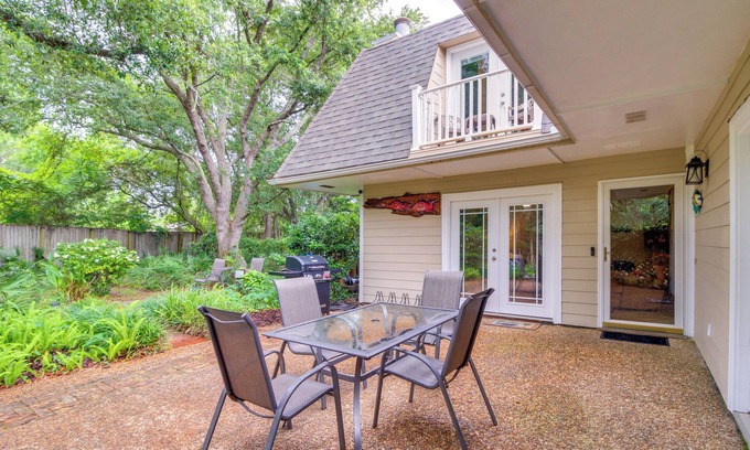 Gulf Breeze Casa | 5 Mi to Pensacola Beach: Townhome w/ Yard!