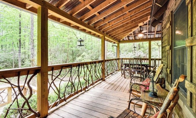 Sautee Nacoochee Cabina | 5 Mi to Unicoi State Park & Lake: Hot Tub Haven!