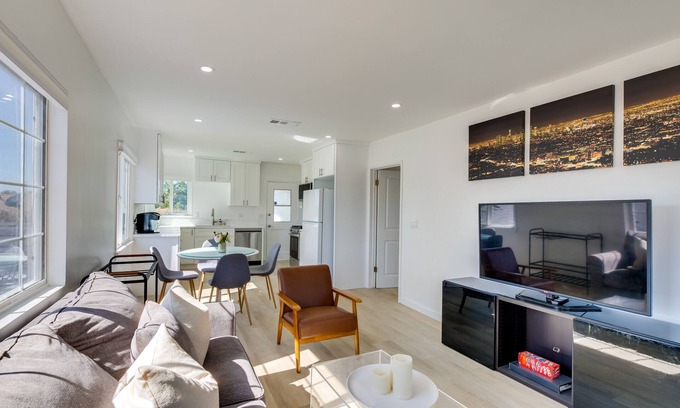 Palms Apartamento | 5 Mi to Venice Beach: Chic Los Angeles Abode
