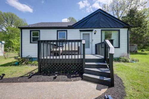 Nashville Casa | 5 Min to Airport Pet Friendly Fire pit Fenced Yard