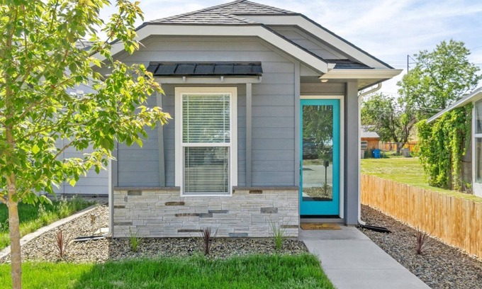 Boise Casa | 5 min to BSU + 8 min to Downtown | Brand New Build! Happy Decor! Quiet Patio w/ Seating & BBQ