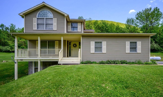 Naples Casa | 5 min to Canandaigua Lake, Hiking, Private Trails connect to County Trails