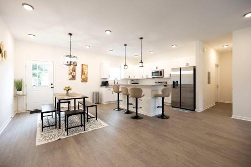 Burlington Casa | 5 Min to Downtown - 12 to Elon - Deck - Wi-Fi
