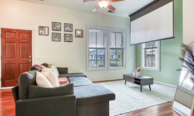 Metropolitan Apartamento | 5 min to DT - Summer Getaway - Private Balcony + Telescope