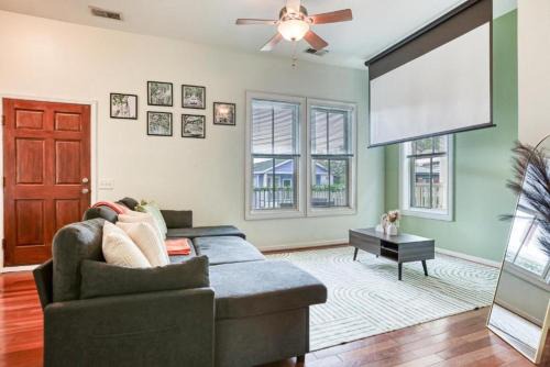 Metropolitan Casa | 5 min to DT - Summer Getaway - Parking - Private Balcony, Telescope