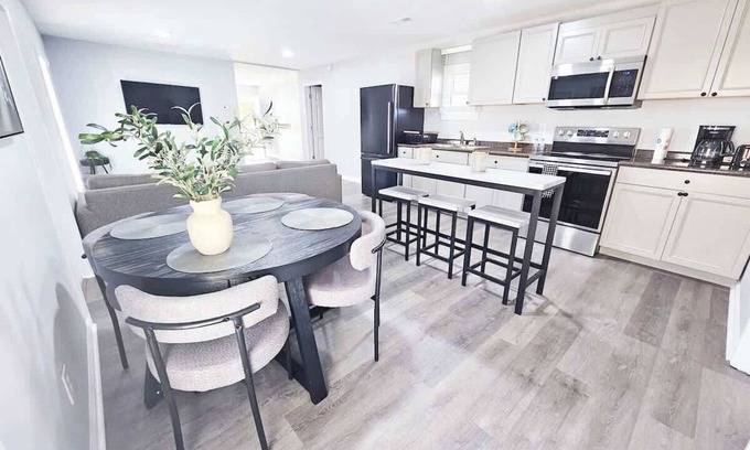 Burlington Casa | 5 Min. from Elon w/In Unit Washer + Dryer - Fast Wi-Fi - Smart TVs