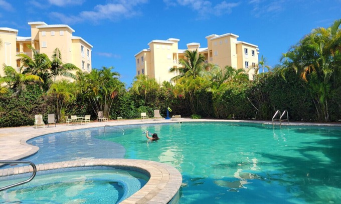 Bahamia West Condominio | A pocos pasos de una playa paradisíaca, condominio cerrado con piscina.
