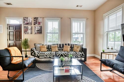 Metropolitan Casa | 5 mins to DT, Forsyth & Starland - Mini Gym - Balcony - Parking