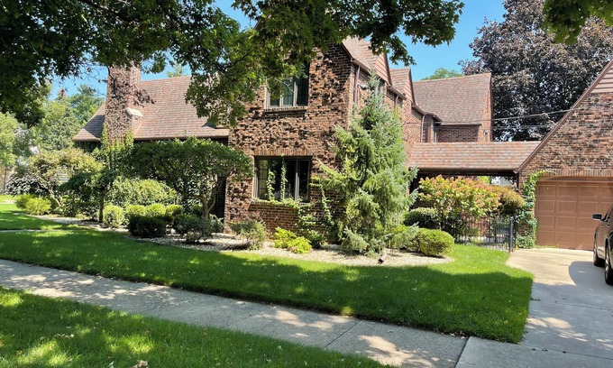 South Bend Casa | 5 minute drive to Notre Dame- 1.7 miles from campus!