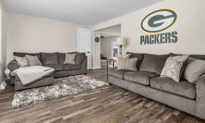 Ashwaubenon Casa | 5 minute walk to Lambeau Field!!