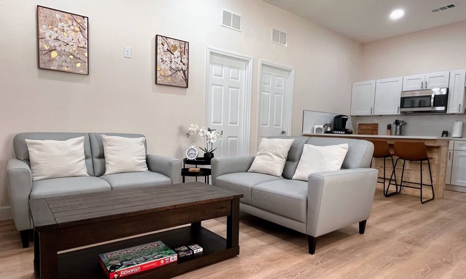 Terrace Park Casa | 5 minutes to Busch Garden theme park! Cozy two-bedroom bungalow