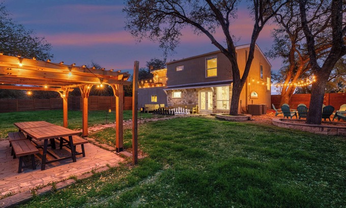 Leander Casa | 5 Minutes to Lake Travis. Sleeps 20 with Community Pool Pickleball and Fire Pit.